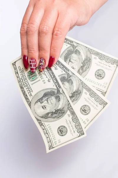 Mãos Femininas Com Manicure Vermelho Segurando Dólares Perto Sobre Fundo — Fotografia de Stock