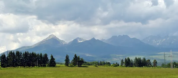 曇りの日の山の風景 — ストック写真