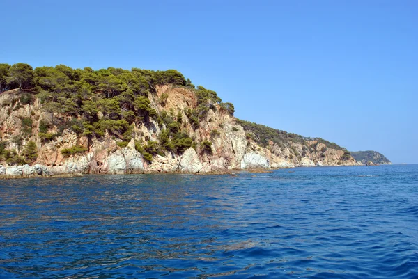 Felsige Küste einer Meeresbucht in Spanien. — Stockfoto