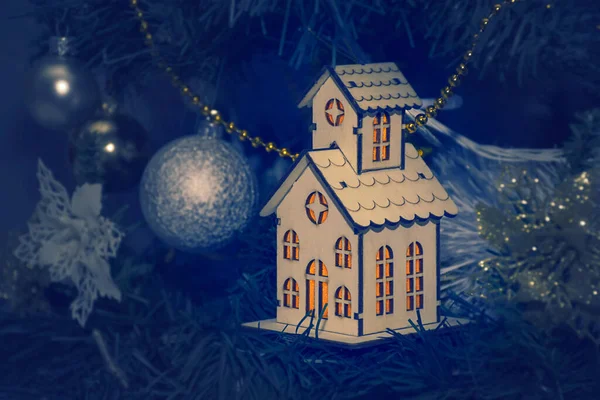 Retro Faház Ablakok Fényével Díszítésként Karácsonyfán Újévi Kártya — Stock Fotó
