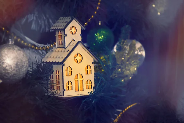 Retro Faház Ablakok Fényével Díszítésként Karácsonyfán Újévi Kártya — Stock Fotó