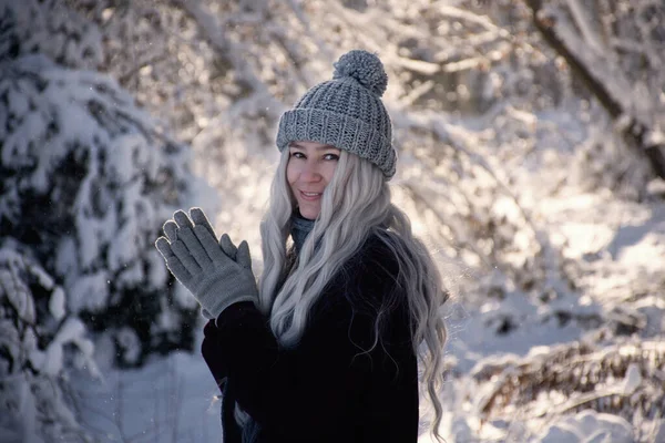 Blondynka Cieszy Się Zimą Śnieżnym Lesie Godzinach Popołudniowych Zdjęcie Stockowe