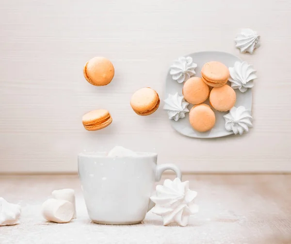 悬浮大锅与透视的折射 早餐咖啡与甜点的创造性画面 图库照片