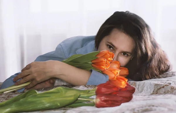 Happy Eyes Woman Receiving Flowers Gift Girl Lies Bed Hugs — Fotografia de Stock