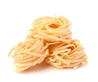 İtalyan makarna tagliatelle yuvası beyaz arkaplanda izole
