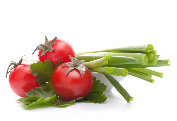 Cebolletas y tomate cherry en un bol — Foto de Stock