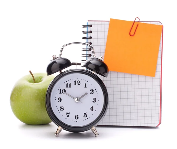 Reloj despertador, hoja de cuaderno en blanco y manzana . —  Fotos de Stock