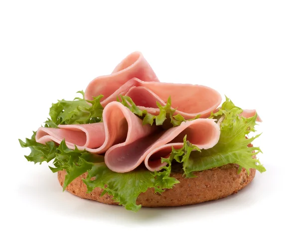 Здоровый сэндвич с овощами и копченой ветчиной — стоковое фото