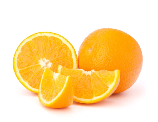 Aufgeschnittene Orangenfruchtsegmente isoliert auf weißem Hintergrund — Stockfoto