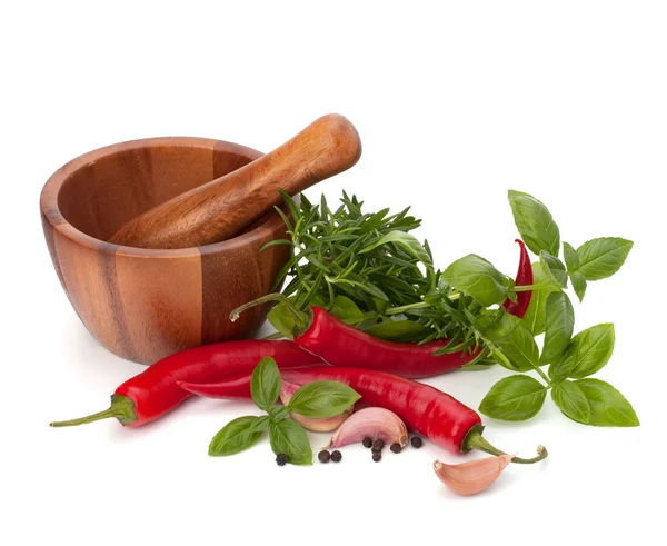 Čerstvé aromatické bylinky a koření v dřevěných Malty — Stock fotografie