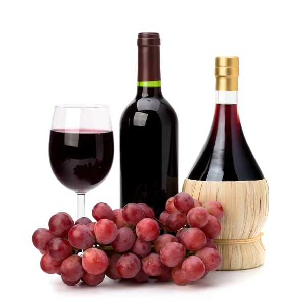 Πλήρη κόκκινο ποτήρι κρασί Κύπελλο, μπουκάλι και σταφύλια — Φωτογραφία Αρχείου