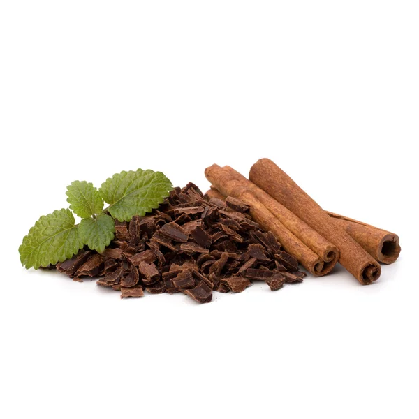 Crushed chocolate shavings pile and cinnamon sticks — Stock Photo, Image