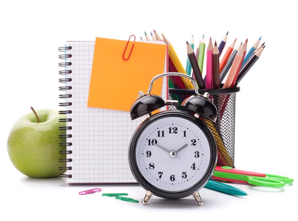 Reloj despertador, hoja de cuaderno en blanco y manzana . — Foto de Stock