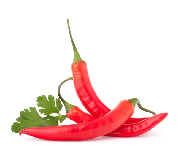 Scharfe rote Chili- oder Chilischote und Petersilienblätter — Stockfoto