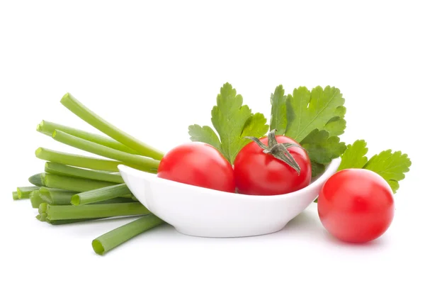 Jarní cibulky a cherry rajčat v misce — Stock fotografie