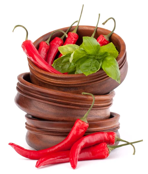 Gorący czerwony chili lub pieprz chili w drewniane miski żetonów — Zdjęcie stockowe