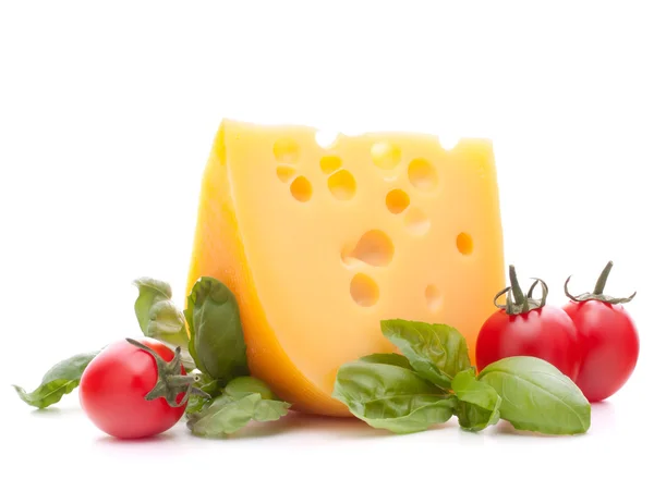 El queso y la albahaca dejan bodegón — Foto de Stock