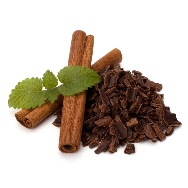 Crushed chocolate shavings pile and cinnamon sticks — Stock Photo, Image