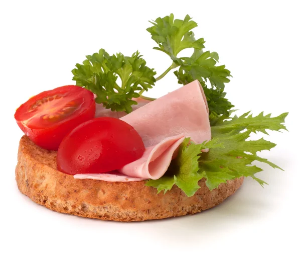 Sándwich saludable con verduras y jamón ahumado —  Fotos de Stock