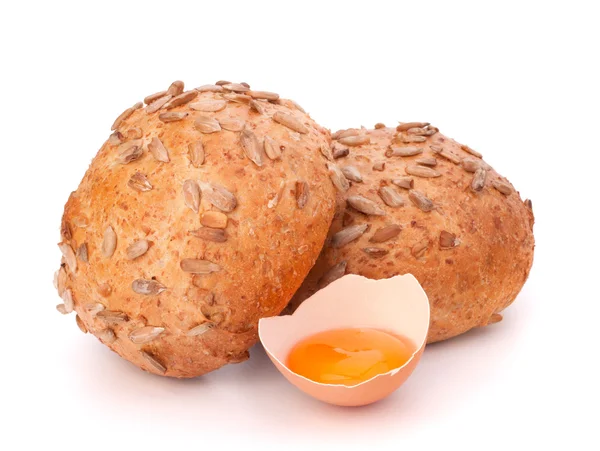 Bollo con semillas y huevo roto — Foto de Stock