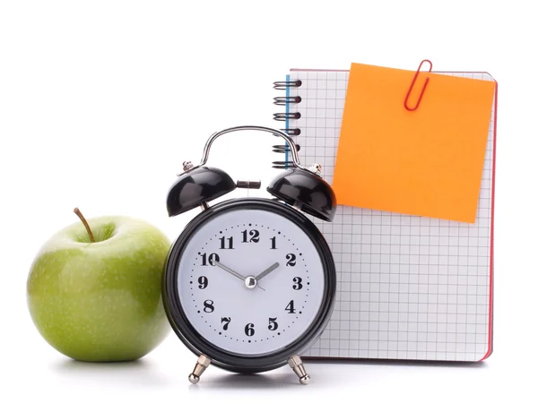 Relógio despertador, folha de caderno em branco e maçã . — Fotografia de Stock