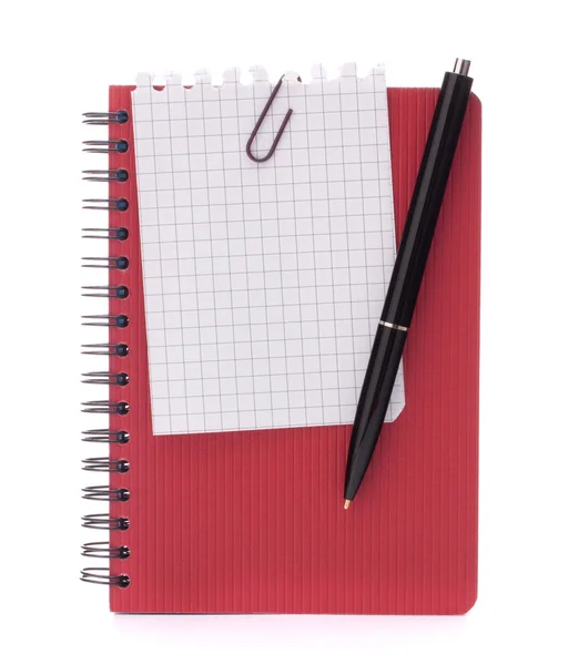 Красная тетрадь с бумагой и ручкой — стоковое фото