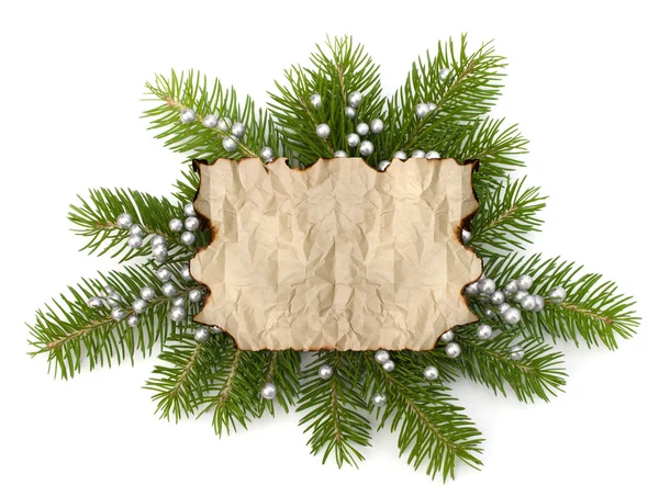 Старая пергаментная бумага с копировальным местом на ветке рождественской елки — стоковое фото