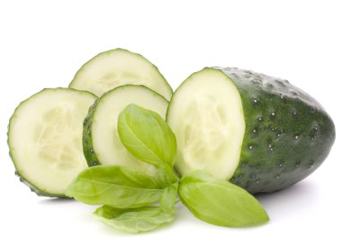 dilimlenmiş salatalık sebze ve fesleğen yaprakları natürmort