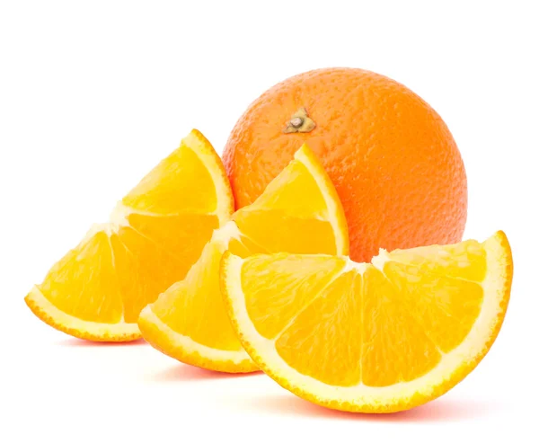 Frutos enteros de naranja y sus segmentos o cantles —  Fotos de Stock