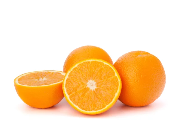 Aufgeschnittene Orangenfruchtsegmente isoliert auf weißem Hintergrund — Stockfoto