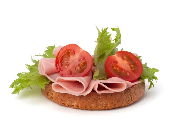 Zdravé sendvič se šunkou zeleninou a uzeným — Stock fotografie