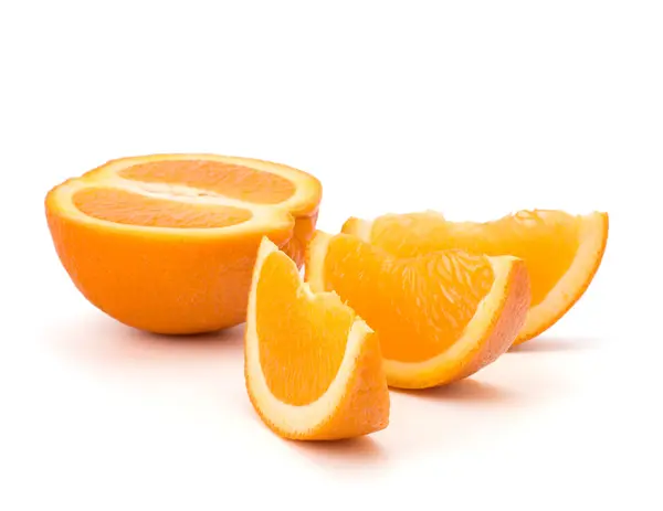 Aufgeschnittene Orangenfruchtsegmente isoliert auf weißem Hintergrund — Stockfoto