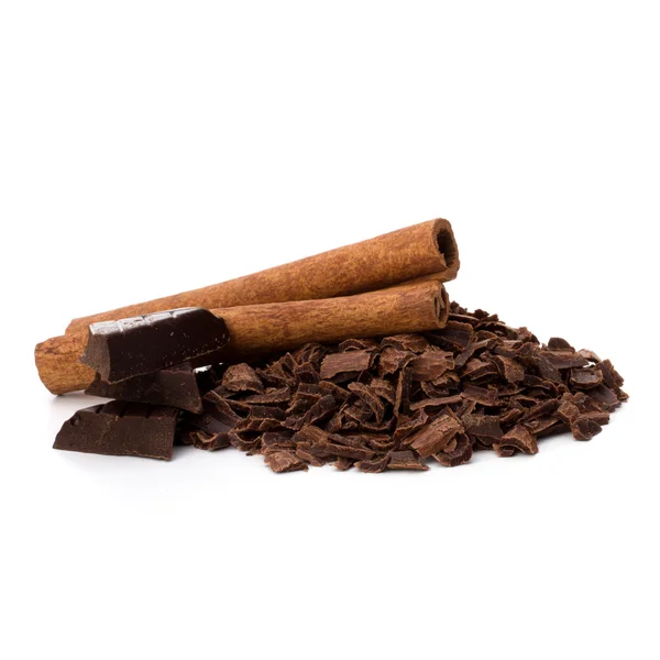 Crushed chocolate shavings pile and cinnamon sticks — Stock Photo, Image