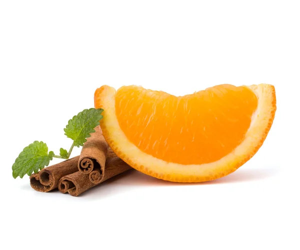 Orange fruit segment, cinnamon sticks and mint. Hot drinks ingre — Stock Photo, Image