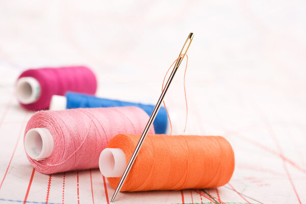 Катушка ниток и иглы. Шить аксессуары
.