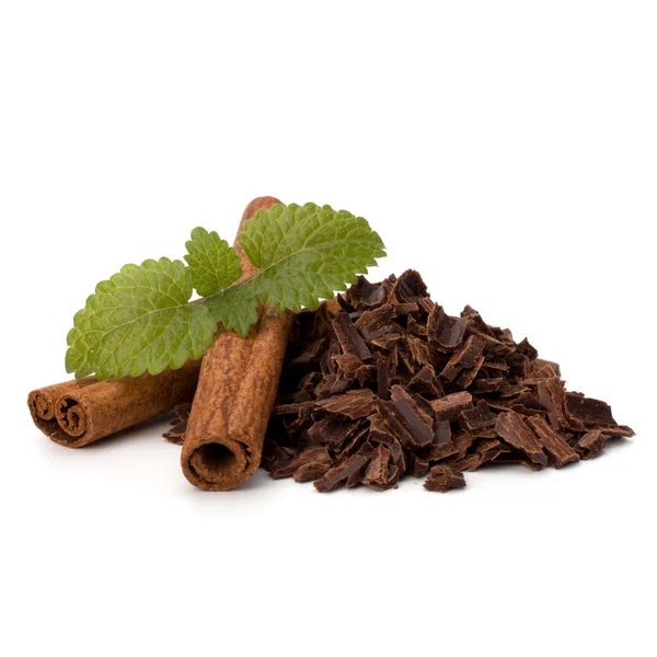 Crushed chocolate shavings pile and cinnamon sticks — Stock Photo, Image