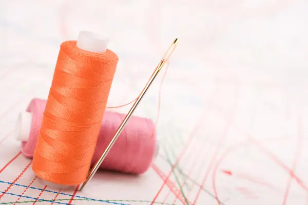 Spool of thread and needle. Sew accessories. — Stock Photo, Image