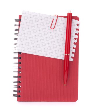 kırmızı defter ile haber kağıt ve kalem