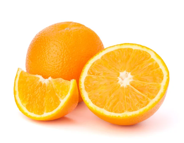 Segmentos de fruta naranja en rodajas aislados sobre fondo blanco —  Fotos de Stock