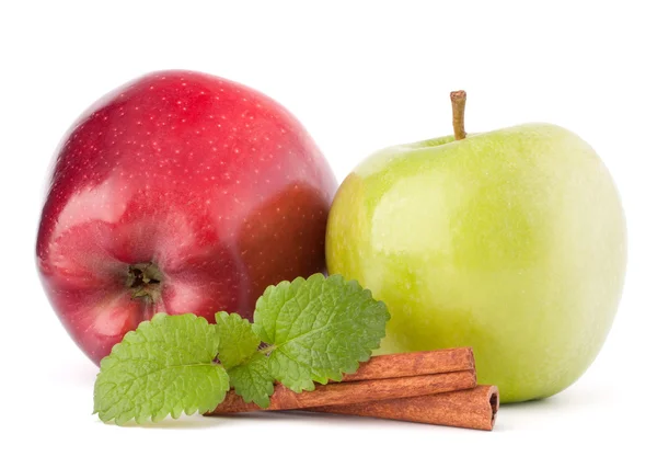 Kırmızı ve yeşil elma, tarçın sopa ve natürmort nane yaprakları — Stok fotoğraf