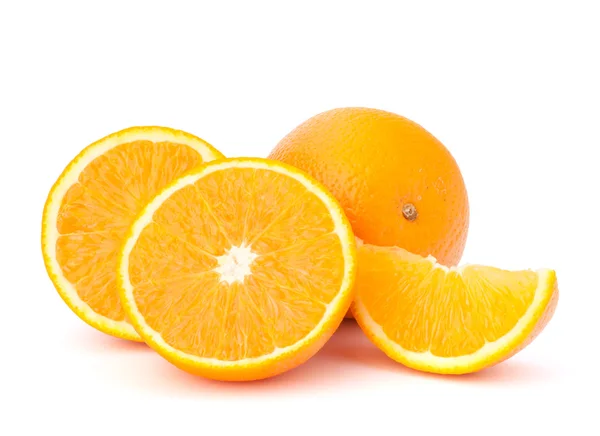 Κομμένα τμήματα πορτοκαλιών φρούτων που απομονώνονται σε λευκό φόντο — Φωτογραφία Αρχείου