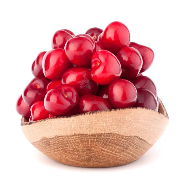 Вишневые ягоды в деревянной чаше — стоковое фото
