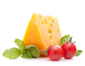 sýrem a bazalkou listy zátiší