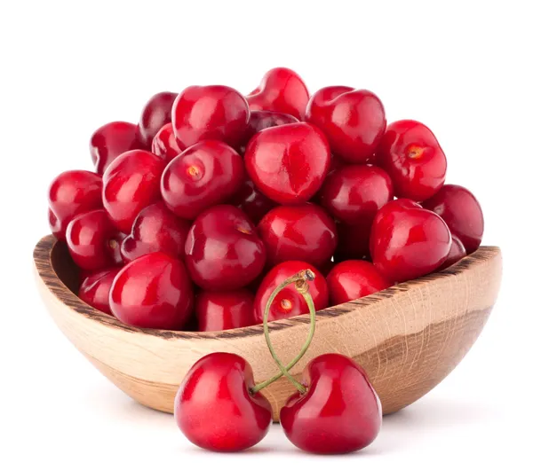 Bayas de cereza en cuenco de madera — Foto de Stock