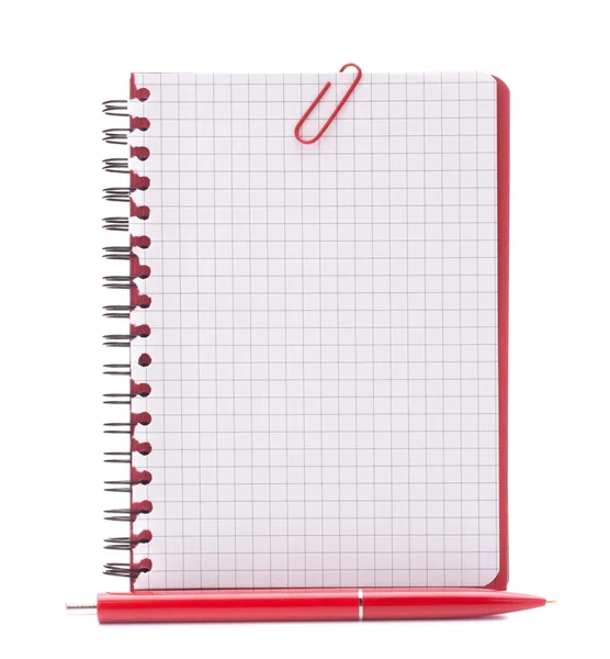 Röda anteckningsboken med varsel papper och penna — Stockfoto