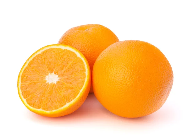 Segmenti di frutta arancio tagliati a fette isolati su fondo bianco — Foto Stock