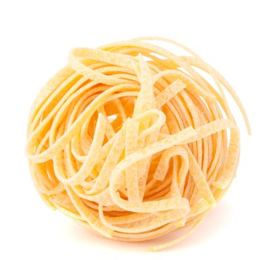 İtalyan makarna tagliatelle yuvası beyaz arkaplanda izole