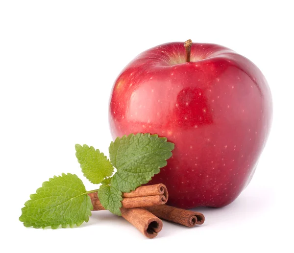 Красное яблоко, коричные палочки и мятные листья натюрморта — стоковое фото