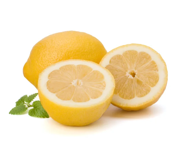 Cytryny i cytryna mięta liść na białym tle — Zdjęcie stockowe
