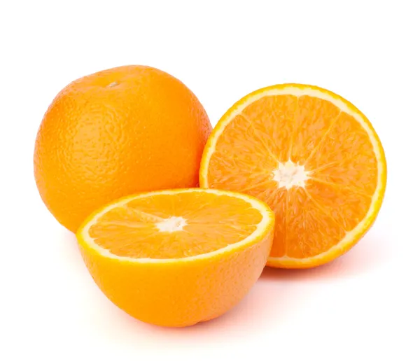 Aufgeschnittene Orangenfruchtsegmente isoliert auf weißem Hintergrund — Stockfoto